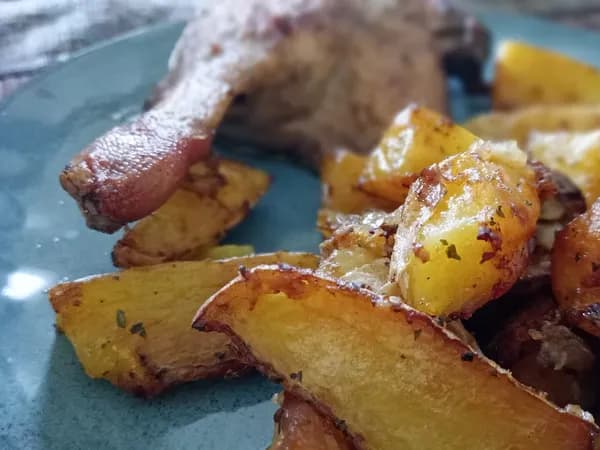 Pollo al limón con patatas al horno, receta casera