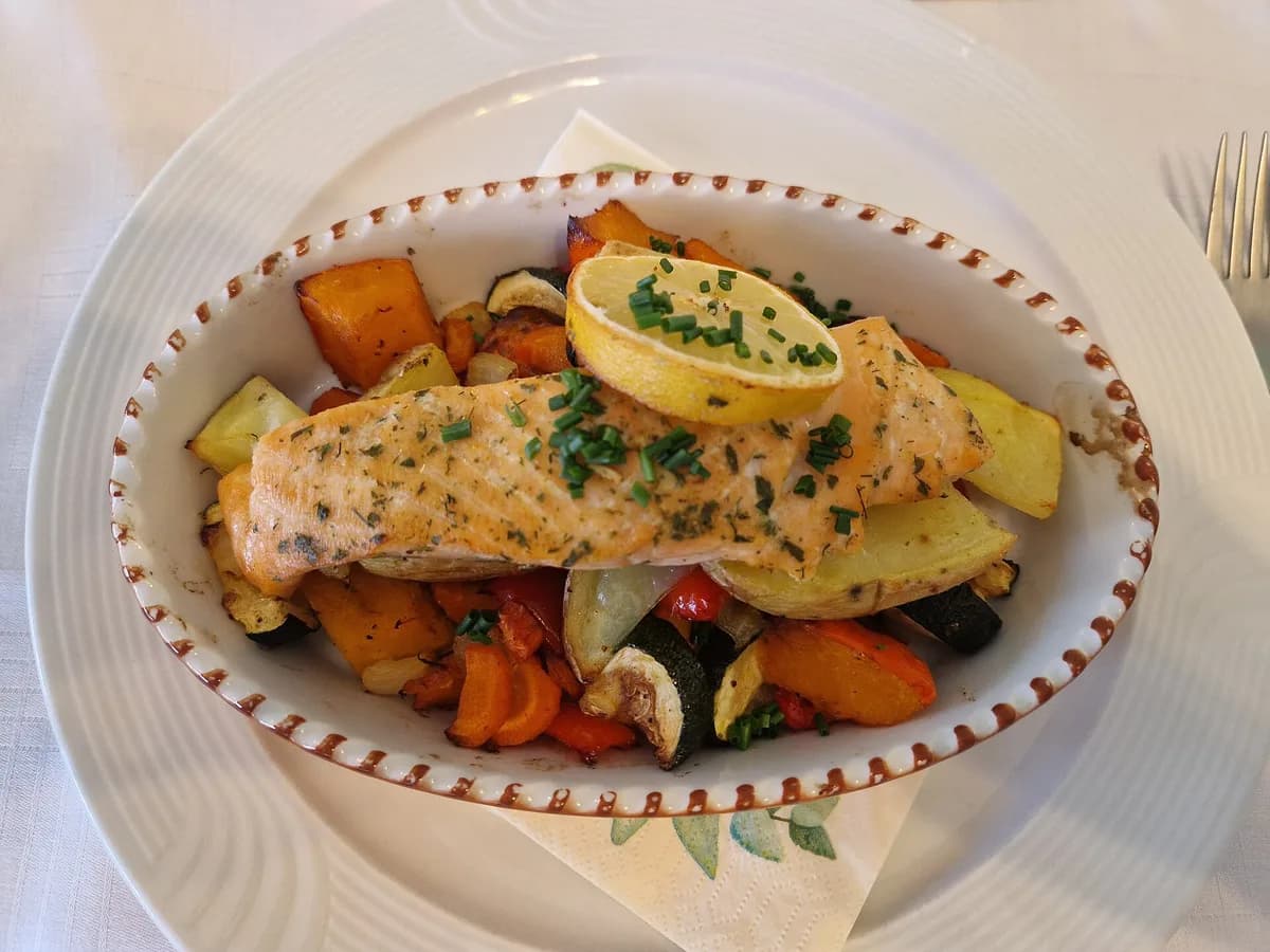 Salmón al horno con verduras, receta casera